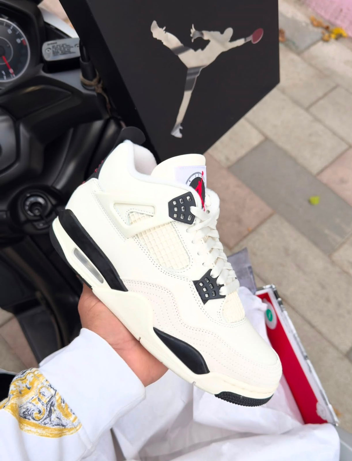 Air Jordan 4 Retro OG “Flight Club” – White/Black